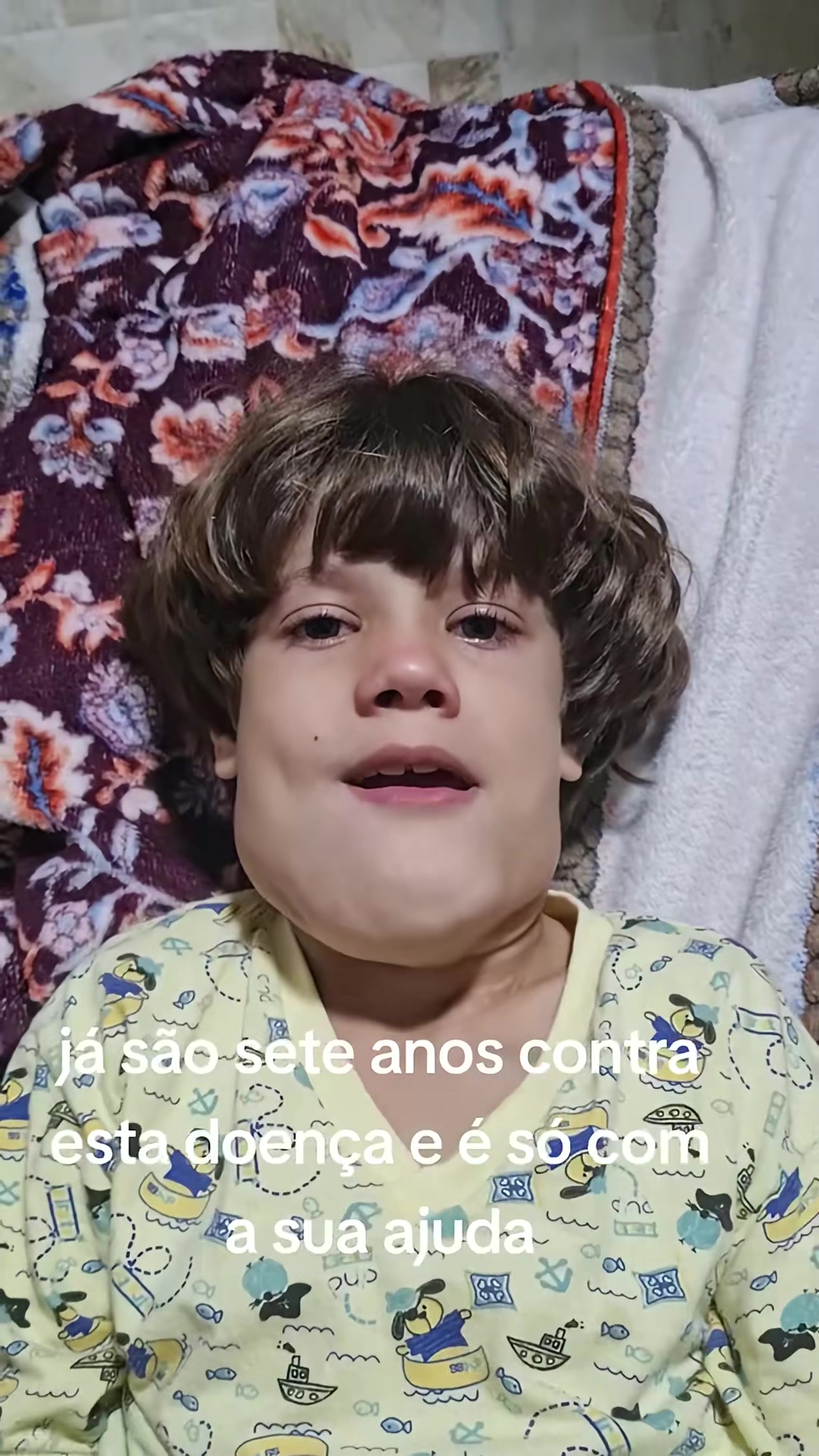 Miguel, menino de 7 anos, em imagem pública de sua campanha de apoio.